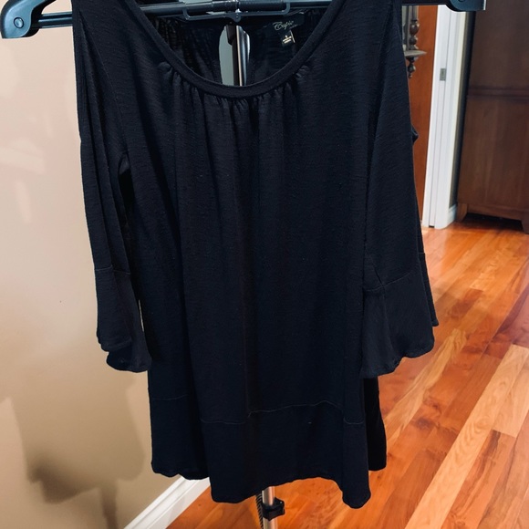 Black flowing top with cut out shoulders - Picture 2 of 7